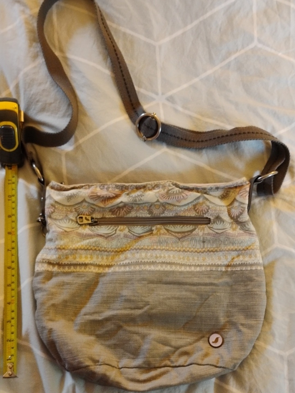 Sakroots Artist Circle Crossbody Bag - Beige/Grey With Adjustable Strap